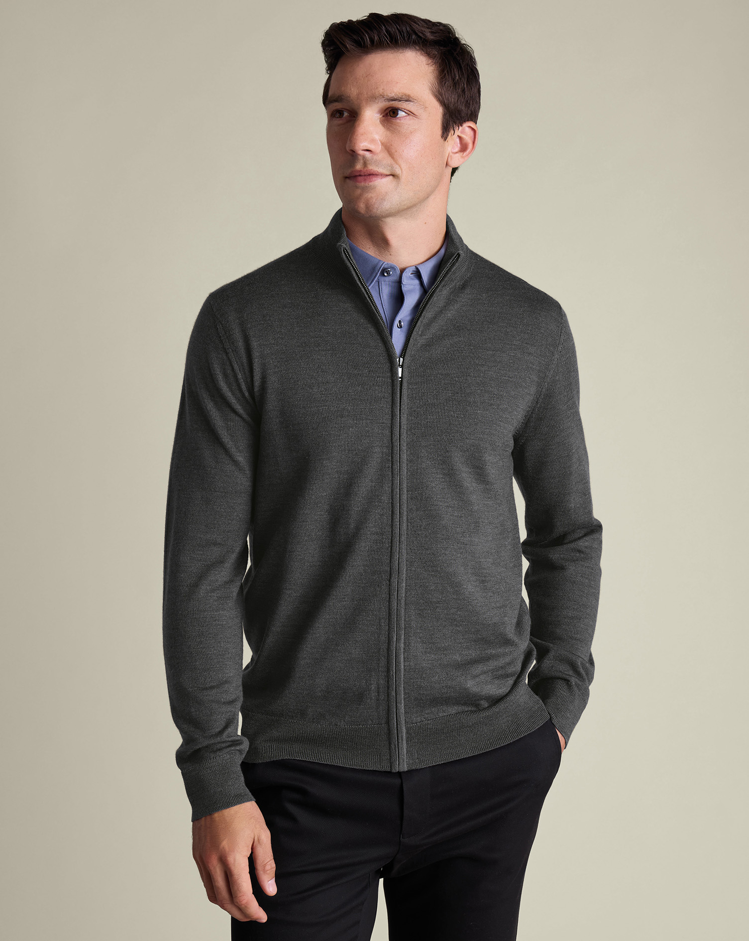 KNM0012GRY_MODEL_FRONT