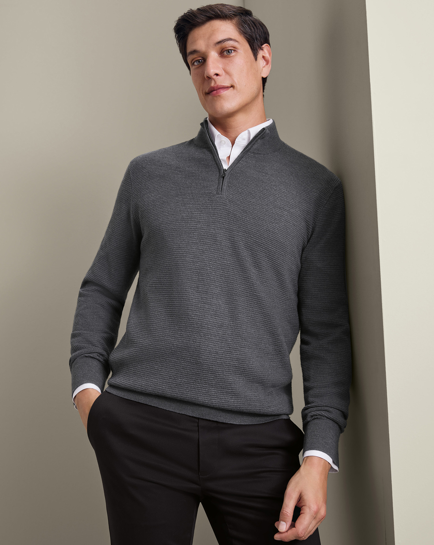 KNM0019GRY_MODEL_FRONT_01