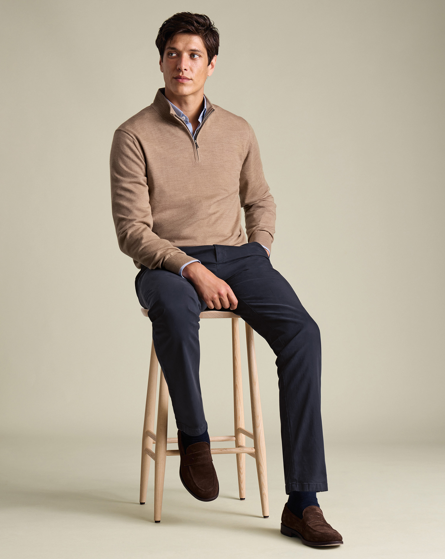 TRC0290NAV_MODEL_SEATED