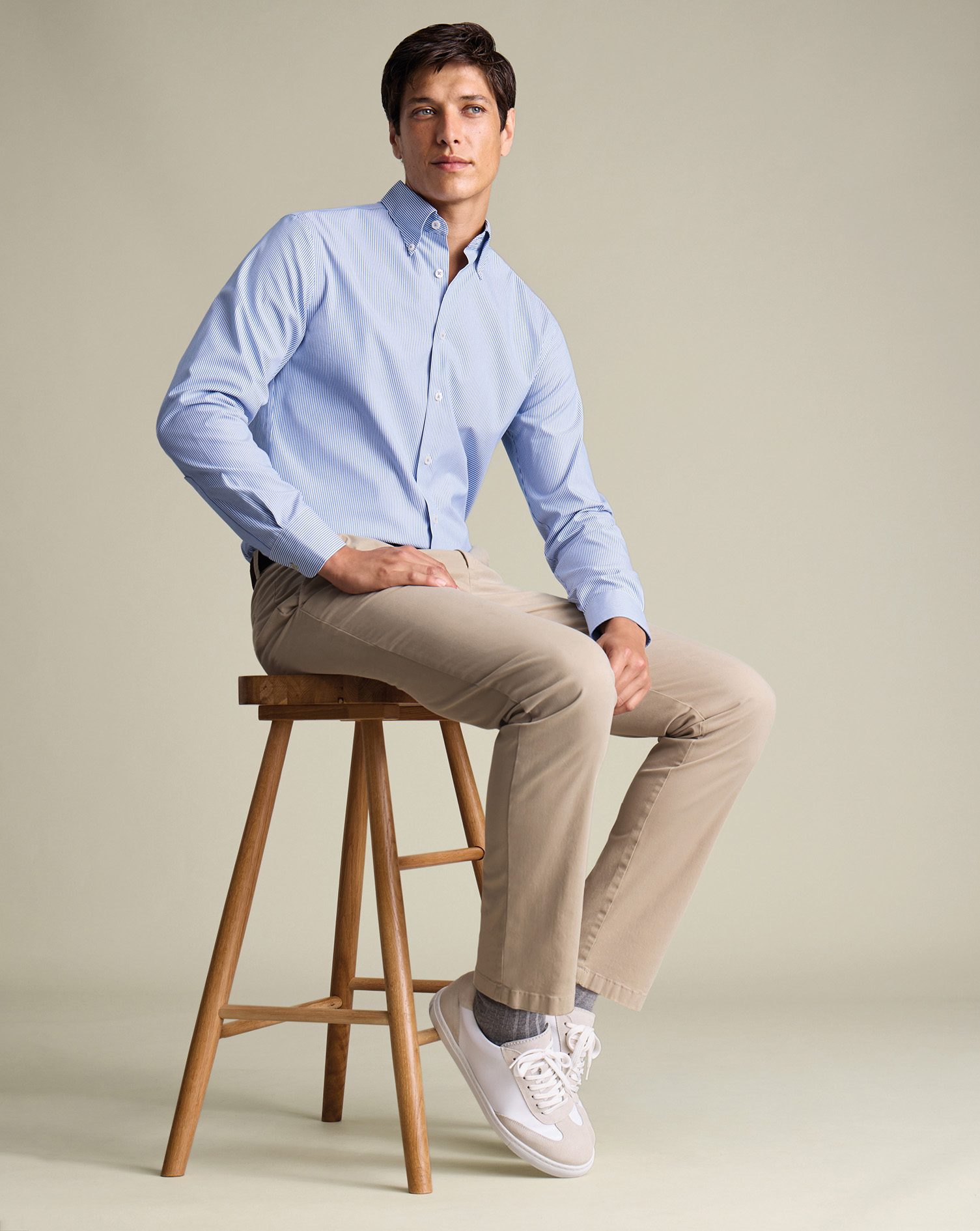 TRC0290TAN_MODEL_SEATED