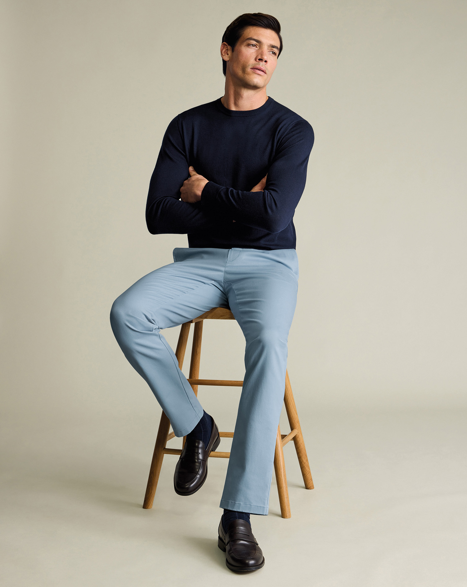 TRC0295LBU_MODEL_SEATED_01