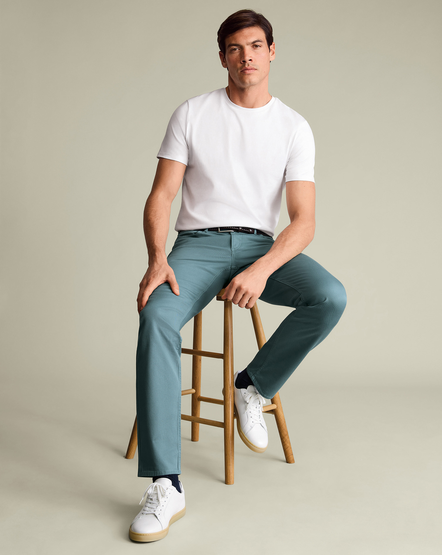 TRJ0036TEL_MODEL_SEATED_01